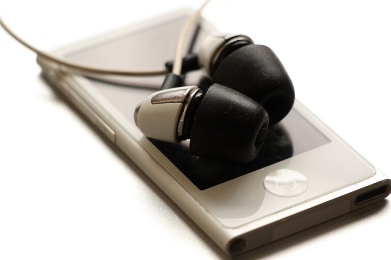 i-pod, mp3 player, in-ears-1750544.jpg